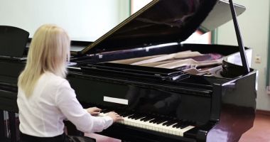 Stire din Cultură-Educație : Începe competiţia internaţională dedicată tinerilor pianişti