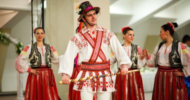 Stire din Cultură-Educație : Începe parada costumelor populare