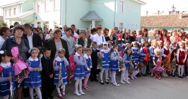 Stire din Cultură-Educație : Îți pregătești copilul de clasa 1? Află la ce școală îl poți înscrie