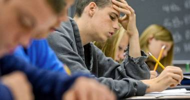 Stire din Cultură-Educație : Începe calvarul liceenilor! Simularea bacalaureatului, dar pe răcoare