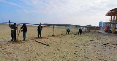 A început montarea gardurilor de stuf pe plajele de pe litoral