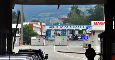 Stire din Eveniment : Încercau să scoată din țară mașini cu acte false