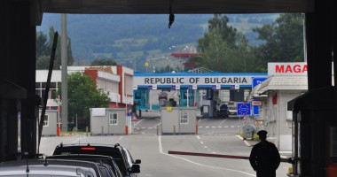 Stire din Eveniment : Încercau să scoată din țară mașini cu acte false