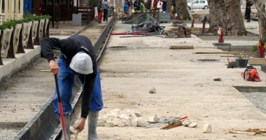 Stire din Economie : Încetați cu construcțiile de 1 Mai, românii nu se duc pe litoralul românesc sã viziteze șantierele patriei!"