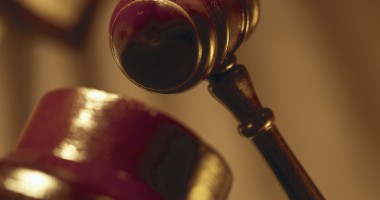 Stire din Eveniment : Condamnați la închisoare, băgați de polițiști după gratii