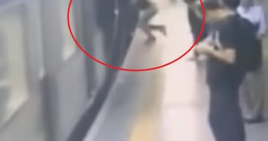 Tânără de 23 de ani, împinsă în fața metroului exact când trenul intra în stație