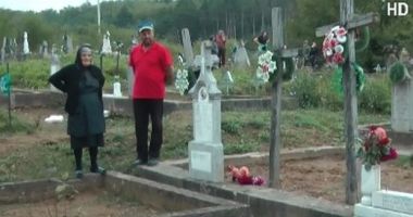 INCIDENT ȘOCANT! Un copil de opt ani, STRIVIT DE CRUCEA FRATELUI SĂU în cimitir