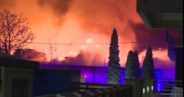Foto-Video / INCENDIU DEVASTATOR ÎN CLUBUL BAMBOO! CLĂDIREA A ARS CA O TORȚĂ ȘI S-A PRĂBUȘIT. Sunt zeci de victime! - 2