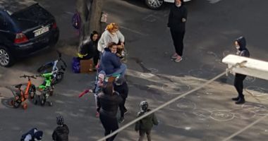 Stire din Social : Inconștiență la Constanța. Mămici și copii, între blocuri, fără să respecte restricțiile de pandemie