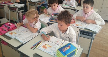 Stire din Cultură-Educație : CÂND VOR AJUNGE MANUALELE DE CLASA I PE BĂNCILE ȘCOLARILOR