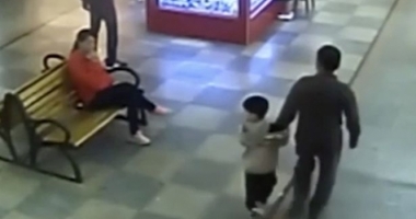 Stire din Actualitate : Un tată și-a găsit, din întâmplare, într-un mall, fiul răpit în urmă cu 9 luni. URMA SĂ FIE VÂNDUT!