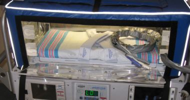 Stire din Social : Spitalul a primit un incubator neonatal de transport