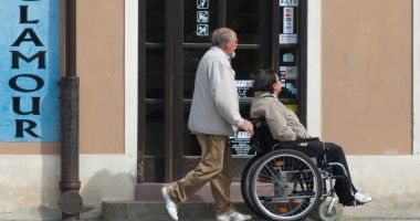 Stire din Social : Direcțiile de Asistență Socială oferă peste 400 de lei persoanelor cu handicap, în 2024