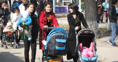 Stire din Social : Puneți-vă pe făcut copii! Crește indemnizația