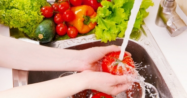 Stire din Diverse : Sfaturi pentru îndepărtarea microbilor de pe fructe și legume