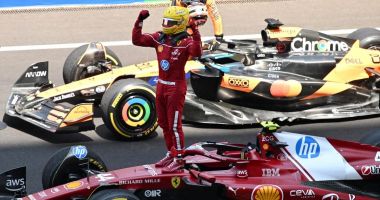 Stire din Sport : Lewis Hamilton a obținut prima victorie din istorie pentru Ferrari
