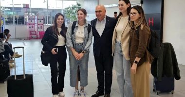 Stire din Actualitate : Ilie Bolojan asaltat de admiratoare pe aeroport