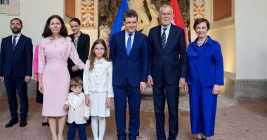 Stire din Actualitate : Imagini savuroase cu băiețelul lui Nicușor Dan, care a atras toate privirile în Austria