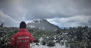 Stire din Social : Avertizare Salvamont pentru turiști în weekend: „Evitați deplasările. Dacă vă prinde ciclonul afară, adăpostiți-vă în zone sigure"