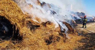 Stire din Eveniment : Baloți cuprinși de flăcări în localitatea Cogealac