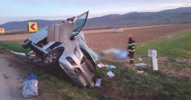 Stire din Eveniment : Accident groaznic între un microbuz şi un camion. Trei oameni au murit, alți 5 sunt răniți