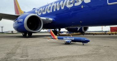 Stire din Actualitate : Un avion de pasageri a plonjat dramatic în aer ca să evite o lovitură frontală cu un avion militar