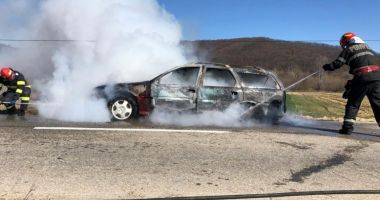 Stire din Eveniment : O mașină a luat foc în drumul spre Rânca. În autoturism se aflau două persoane