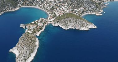 Stire din Eveniment : Doi români prinși spionând în Grecia. Aveau fotografii cu cea mai importantă bază navală elenă