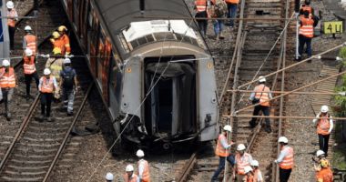 Stire din Actualitate : Un tren a spulberat un grup de muncitori. Unsprezece persoane au murit