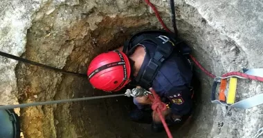 Stire din Eveniment : Femeie blocată într-o fântână de 15 metri, salvată de voluntari și localnici
