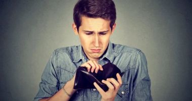 Stire din Social : Specialiștii în finanțe recomandă românilor să fie precauți cu banii în această perioadă