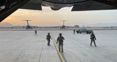 GALERIE FOTO. Cetățean român evacuat din Afganistan cu aeronava C-130 Hercules a Forțelor Aeriene Române - 3