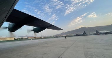 GALERIE FOTO. Cetățean român evacuat din Afganistan cu aeronava C-130 Hercules a Forțelor Aeriene Române - 4
