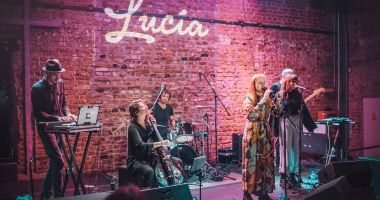 Stire din Eveniment : Indie-pop cu Lucia&band, la un hotel din stațiunea Mamaia