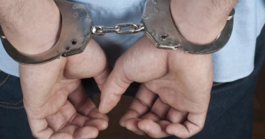 Stire din Eveniment : Indivizii care  au urinat pe mașina de poliție, în arest