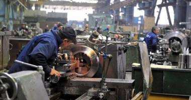 Industria vinde mai puțin