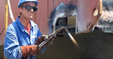 Stire din Economie : Industria vinde mai ieftin