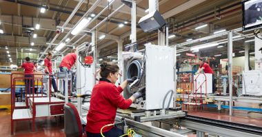 Industria prelucrătoare a primit mai puține comenzi