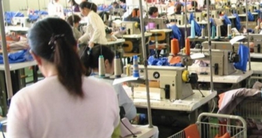 Industria produce mai puțin