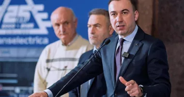 Stire din Economie : Bogdan Ivan: „E o eroare strategică ca peste 90% din fondurile SAFE să nu fie aduse în industria din România“