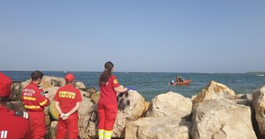 Persoană în pericol de înec la Olimp. Și-a salvat copii dar nu a mai ieșit din mare