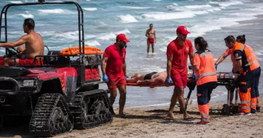 Momente de panică pe litoral! Bărbat scos din mare la Costinești, pe plaja 10 Steaguri, preluat cu șenilată