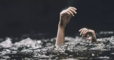 O adolescentă de 17 ani s-a înecat într-o baltă în timp ce încerca să se răcorească în apă