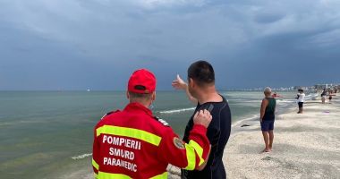 Stire din Eveniment : UPDATE S-a dat alarma în Costinești! Două persoane sunt în pericol de înec