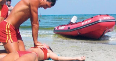 Stire din Eveniment : S-a interzis scăldatul la MARE. Salvamarii au arborat steagul roșu