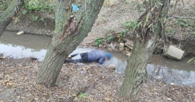 Stire din Eveniment : DESCOPERIRE MACABRĂ în județul Constanța! BĂRBAT GĂSIT FĂRĂ SUFLARE, ÎN DEREA / FOTO
