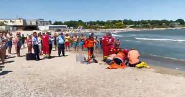 VIDEO / UPDATE. PATRU COPII și TREI ADULȚI, în pericol de înec la Mangalia. Un bărbat A MURIT!