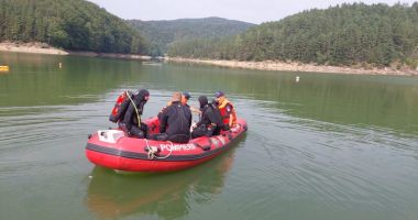 Stire din Eveniment : S-a aruncat în lac să se răcorească și nu a mai ieșit. Soția sa, însărcinată, a fost martoră