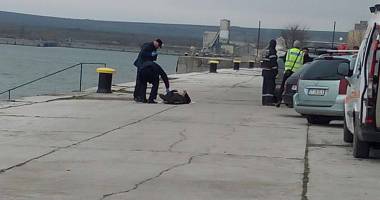 Stire din Eveniment : IMAGINI ȘOCANTE! TRAGEDIE! PERSOANĂ GĂSITĂ ÎNECATĂ, ÎN PORT / UPDATE