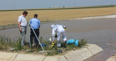 Galerie FOTO. TRAGEDIE la VALU LUI TRAIAN / Copii înecați într-un canal colector - 4